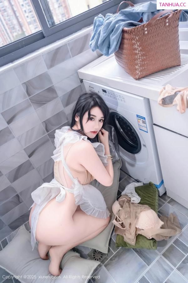   [XiuRen]高清写真图 2025.11.20 No.11010 汐汐爱吃草莓 家政姐姐第5张图片